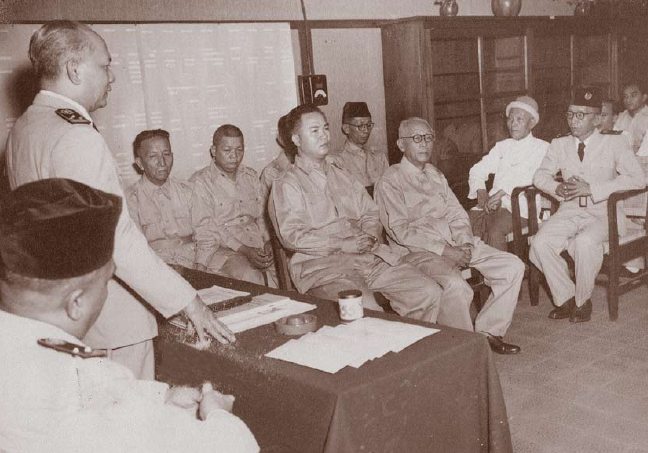 Mr. H. Joesoef Adiwinata memberikan pengarahan kepada staf imigrasi.