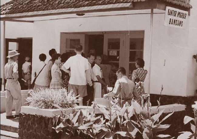 Proses pendaftaran orang asing phase I (POA-I) tahun 1954, di Kantor Imigrasi Bandung