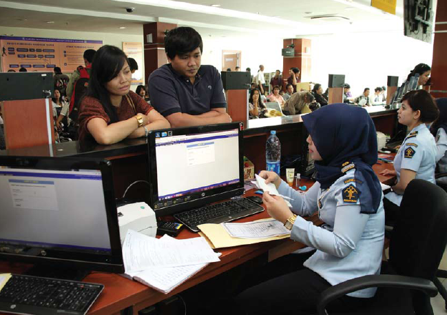 Pelayanan di loket permohonan paspor.