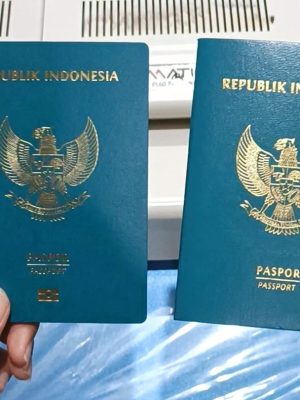 Tampilan_Paspor_Biasa_dan_Paspor_Elektronik-1 Tampilan_Paspor_Biasa_dan_Paspor_Elektronik-1